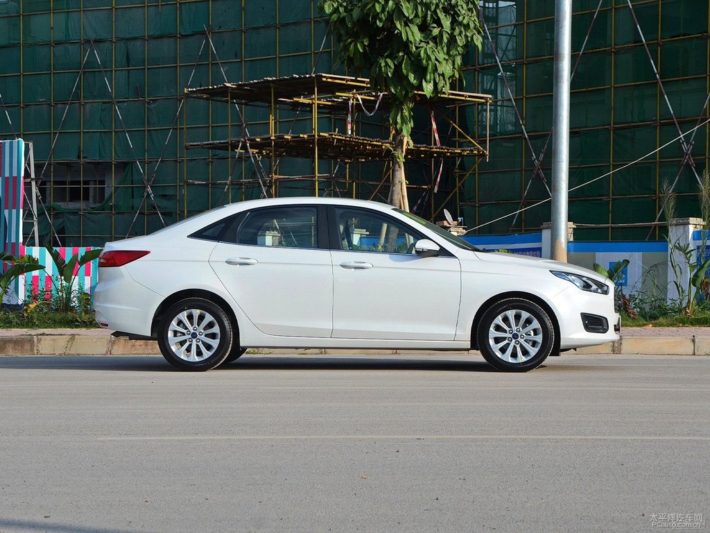 典雅白福睿斯整車外觀外觀圖片