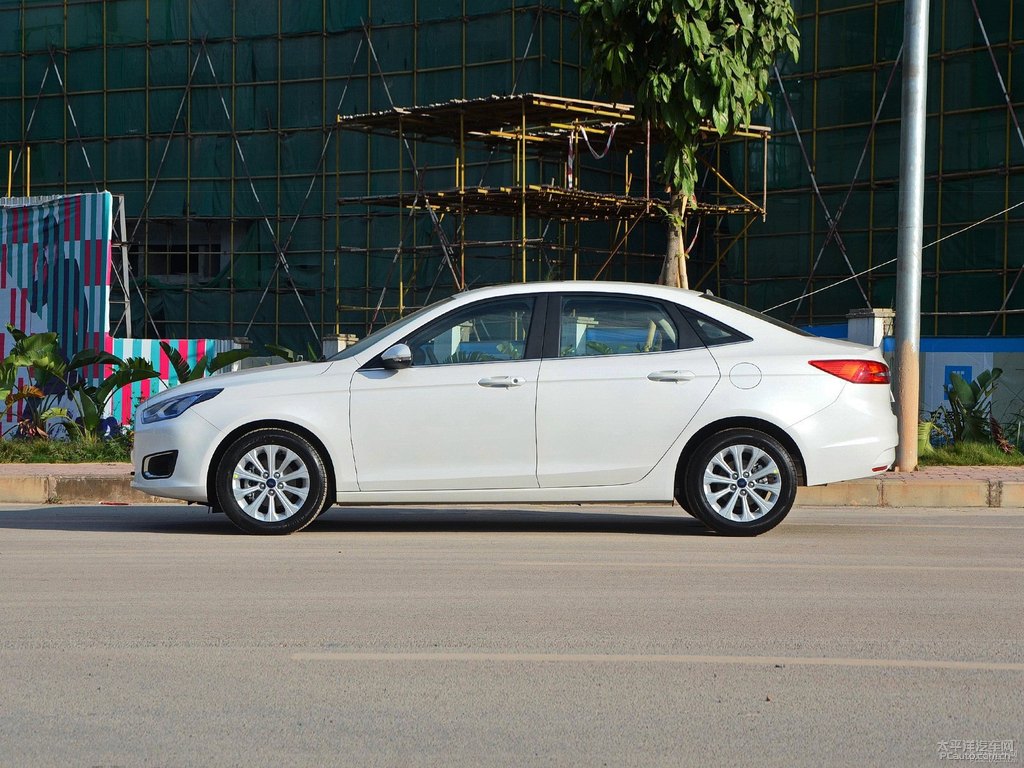 典雅白福睿斯整車外觀外觀圖片