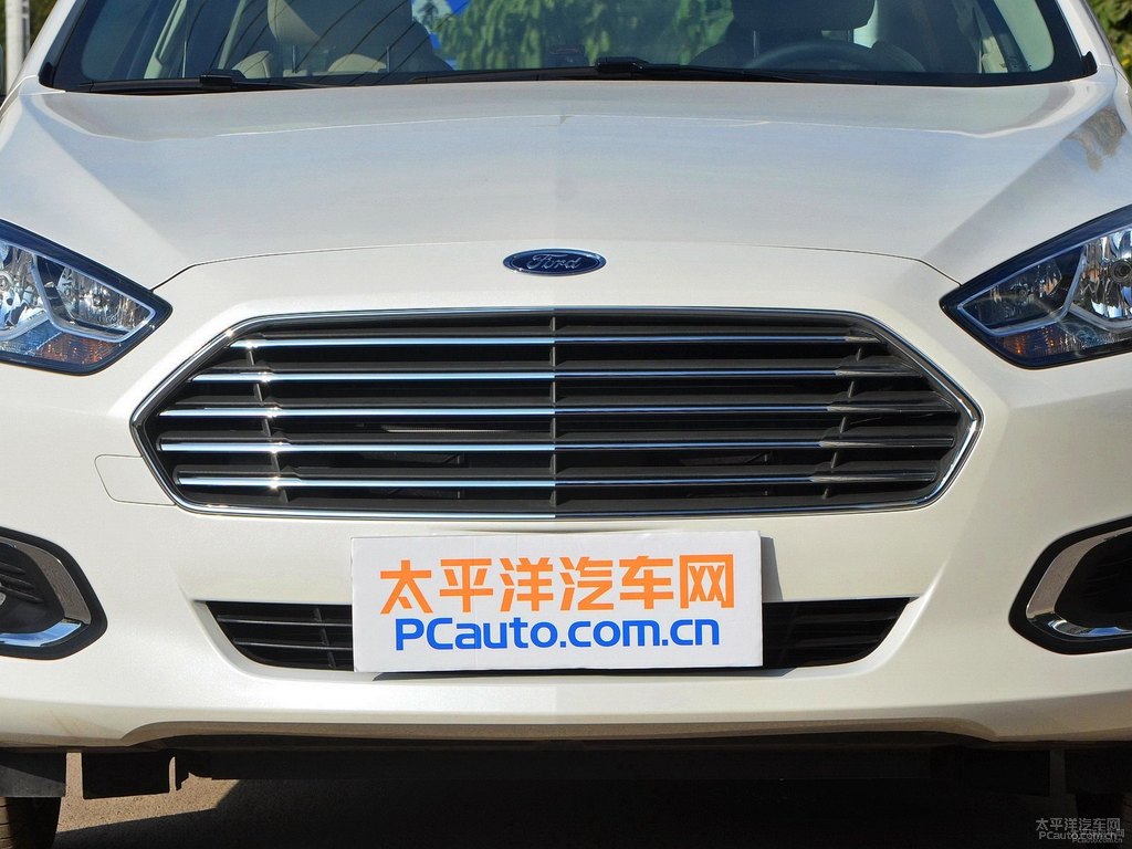 典雅白福睿斯車頭外觀圖片
