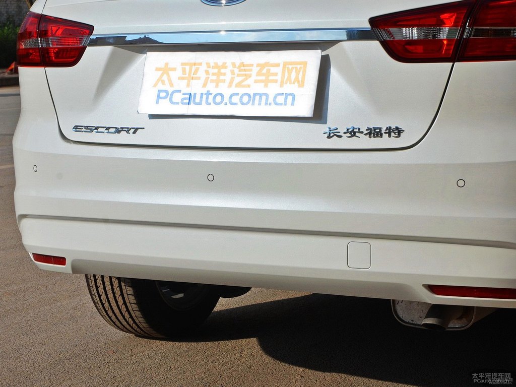 典雅白福睿斯車尾外觀圖片