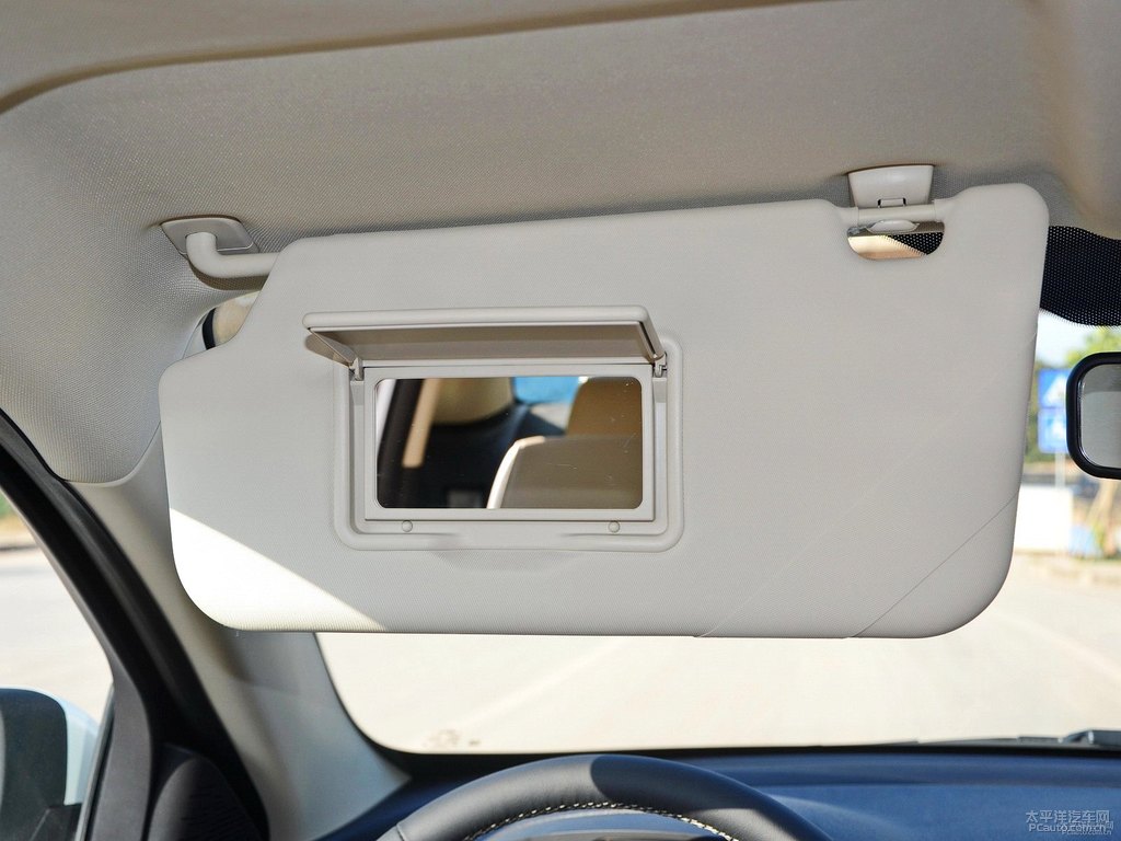 典雅白福睿斯車廂內(nèi)飾圖片