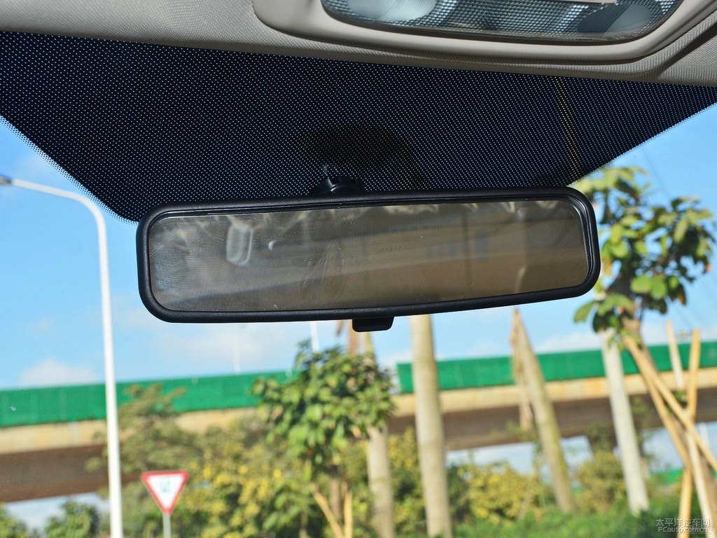 典雅白福睿斯車廂內(nèi)飾圖片