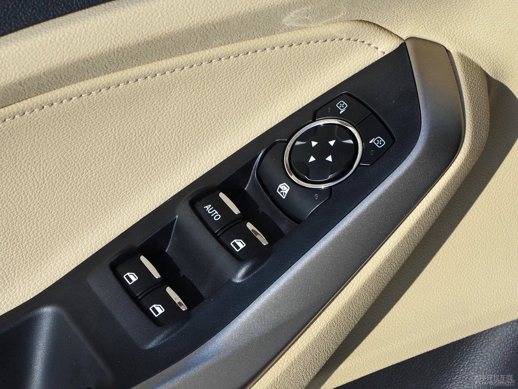 典雅白福睿斯車廂內(nèi)飾圖片
