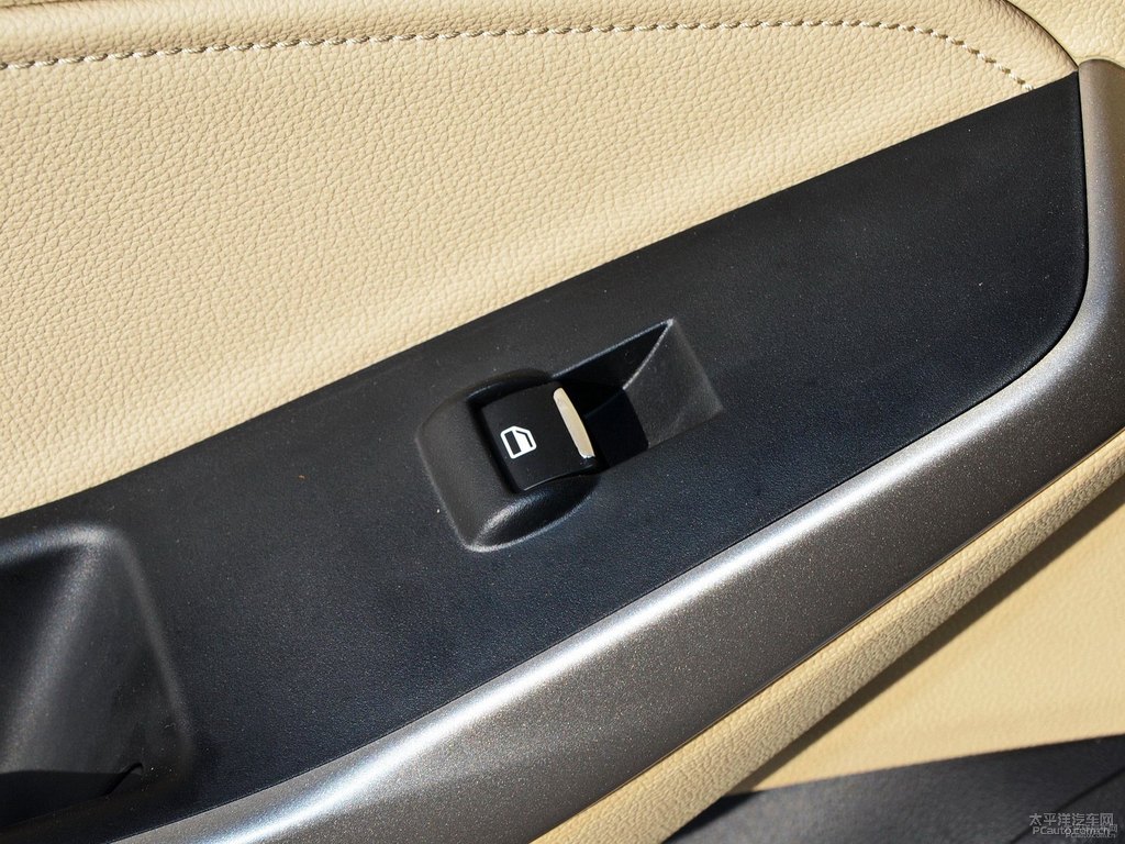 典雅白福睿斯車廂內(nèi)飾圖片