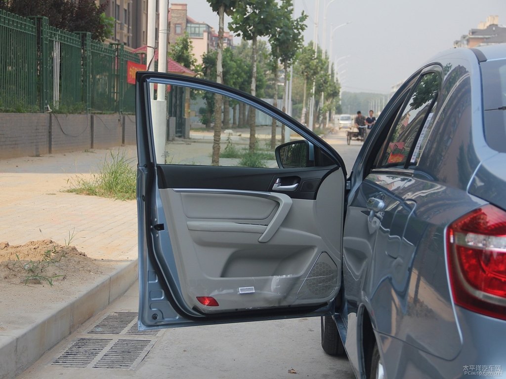 海洋藍(lán)新帝豪車廂內(nèi)飾圖片