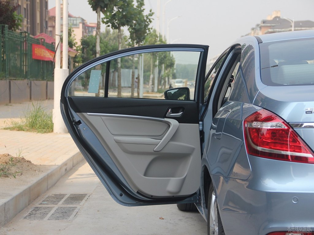 海洋藍新帝豪車廂內飾圖片