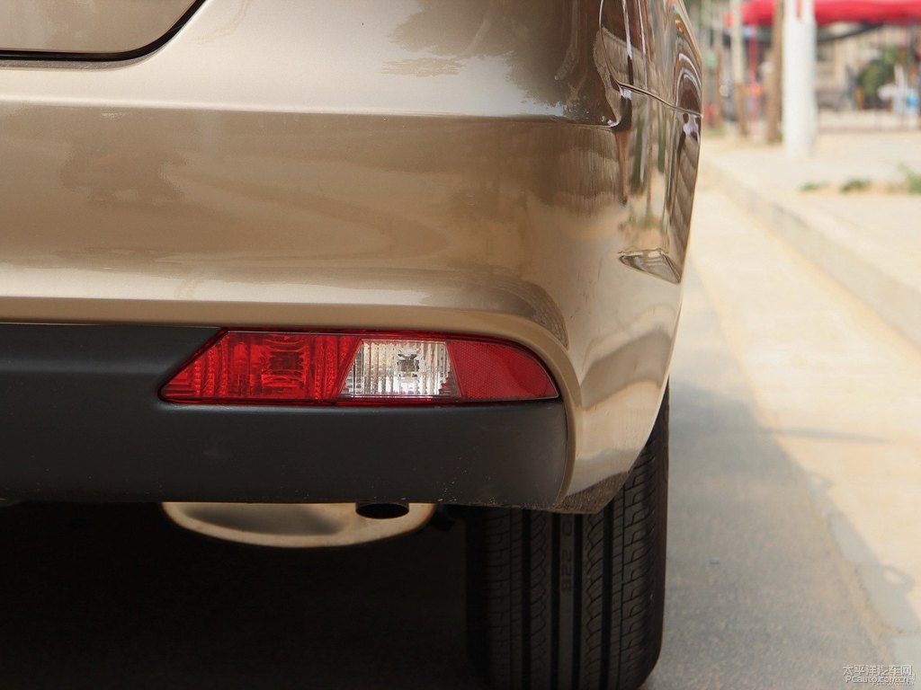 琥珀金新帝豪車尾外觀圖片