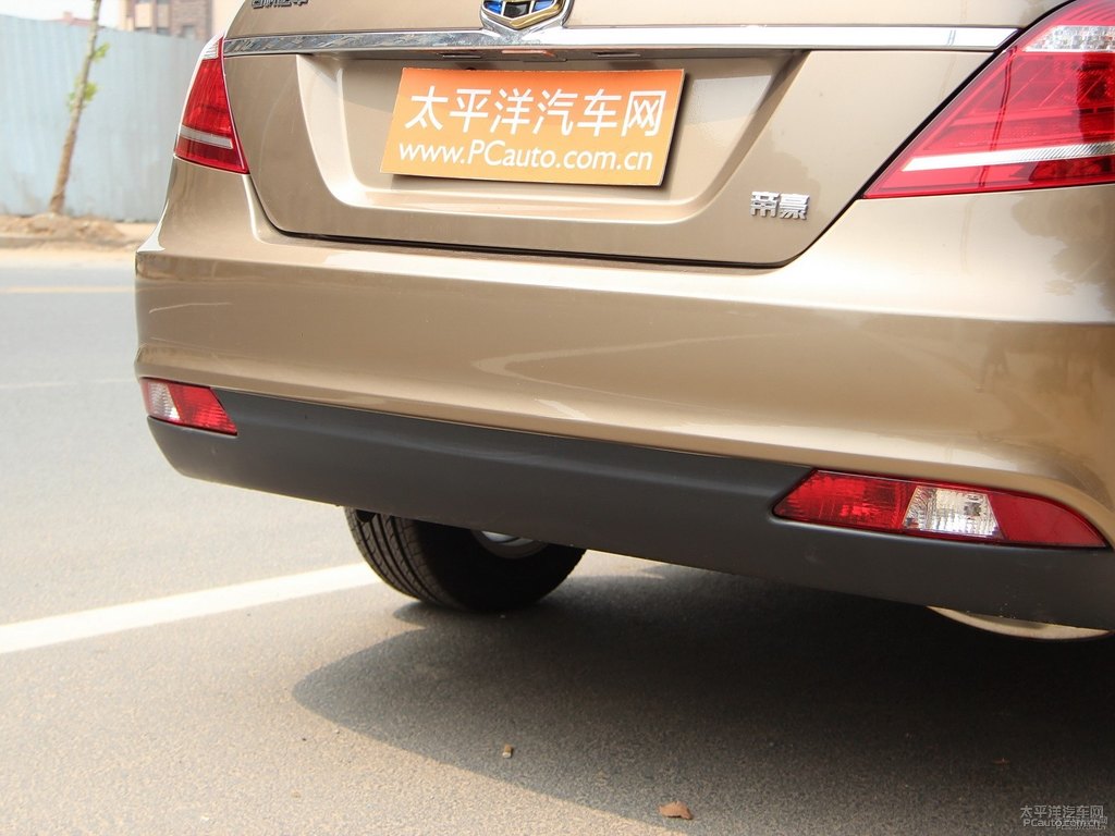 琥珀金新帝豪車尾外觀圖片
