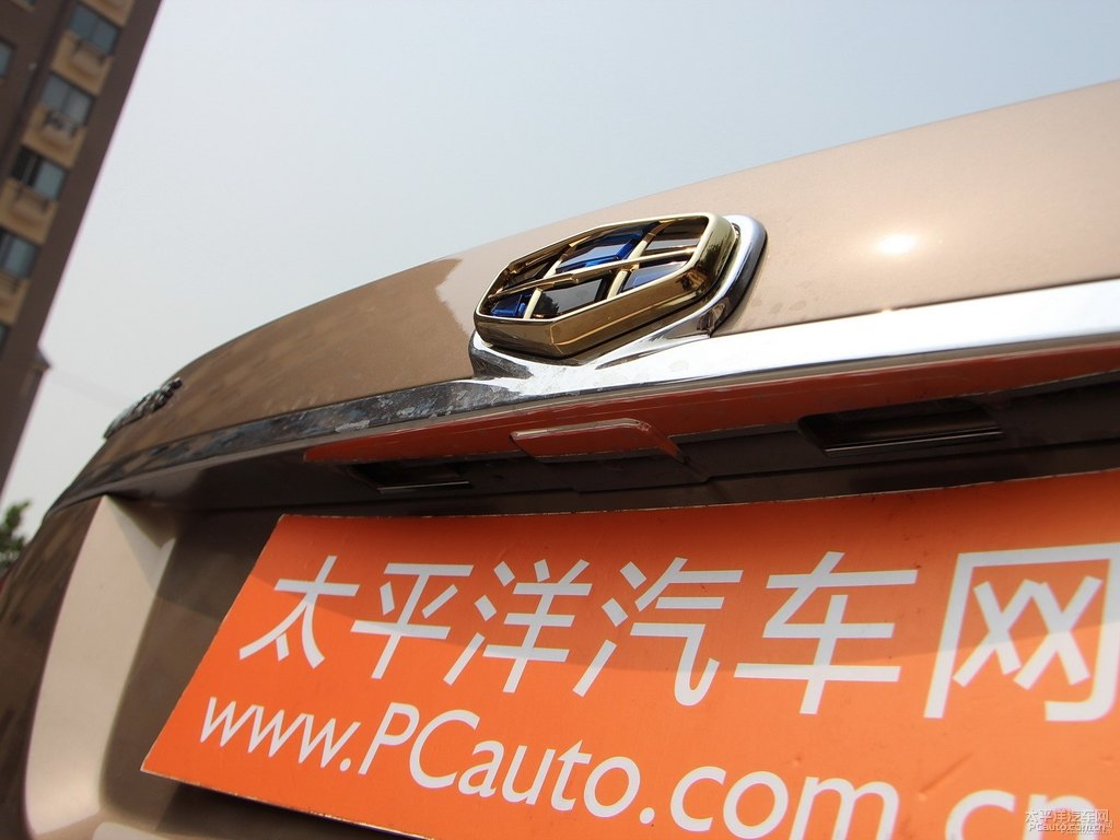 琥珀金新帝豪車尾外觀圖片