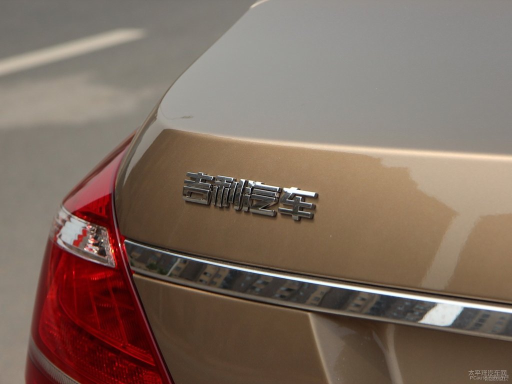 琥珀金新帝豪車尾外觀圖片