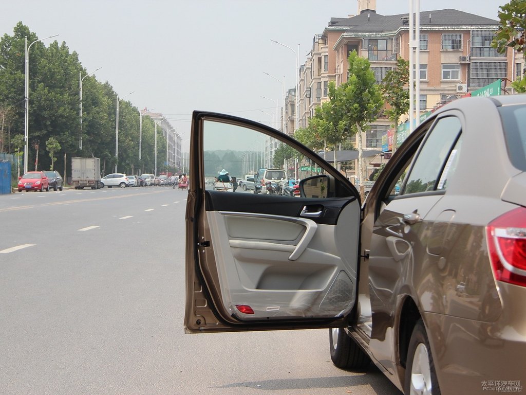 琥珀金新帝豪車廂內(nèi)飾圖片