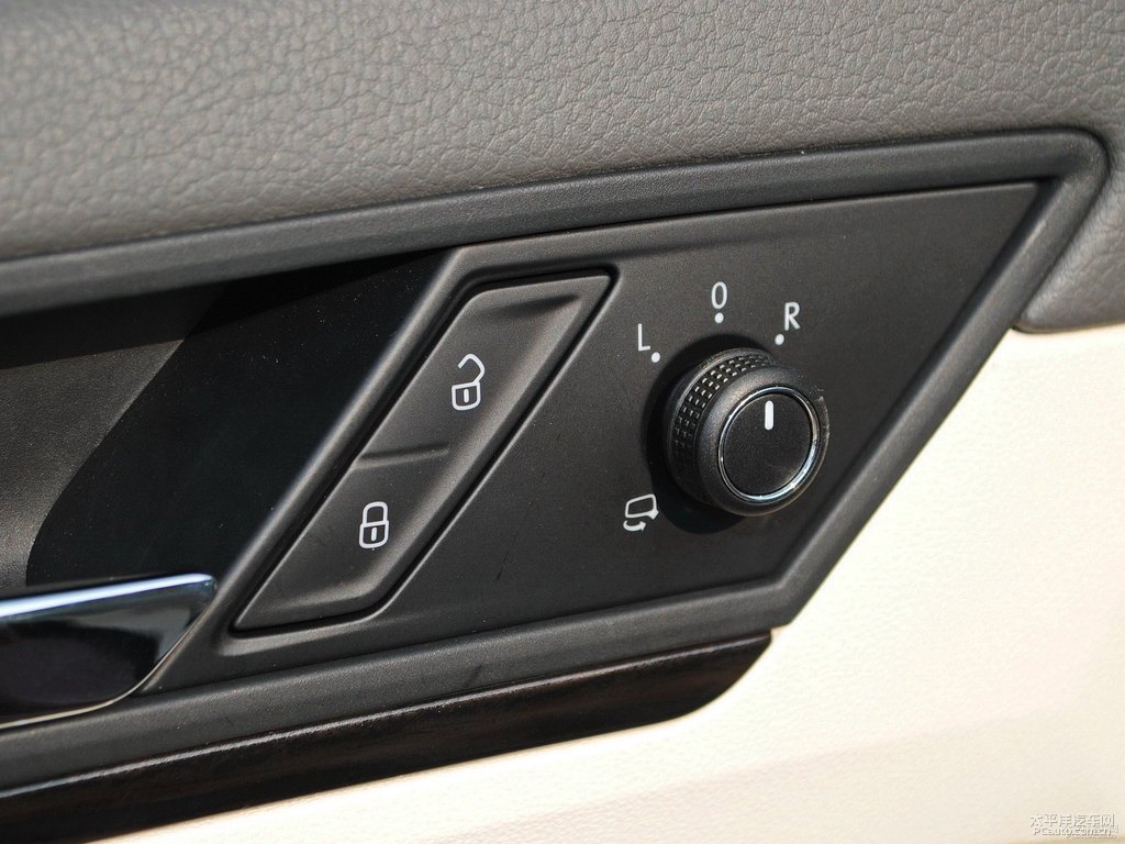 炫目金凌渡車廂內(nèi)飾圖片