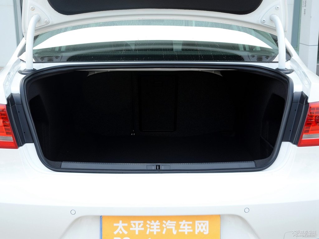 糖果白邁騰后備廂空間圖片