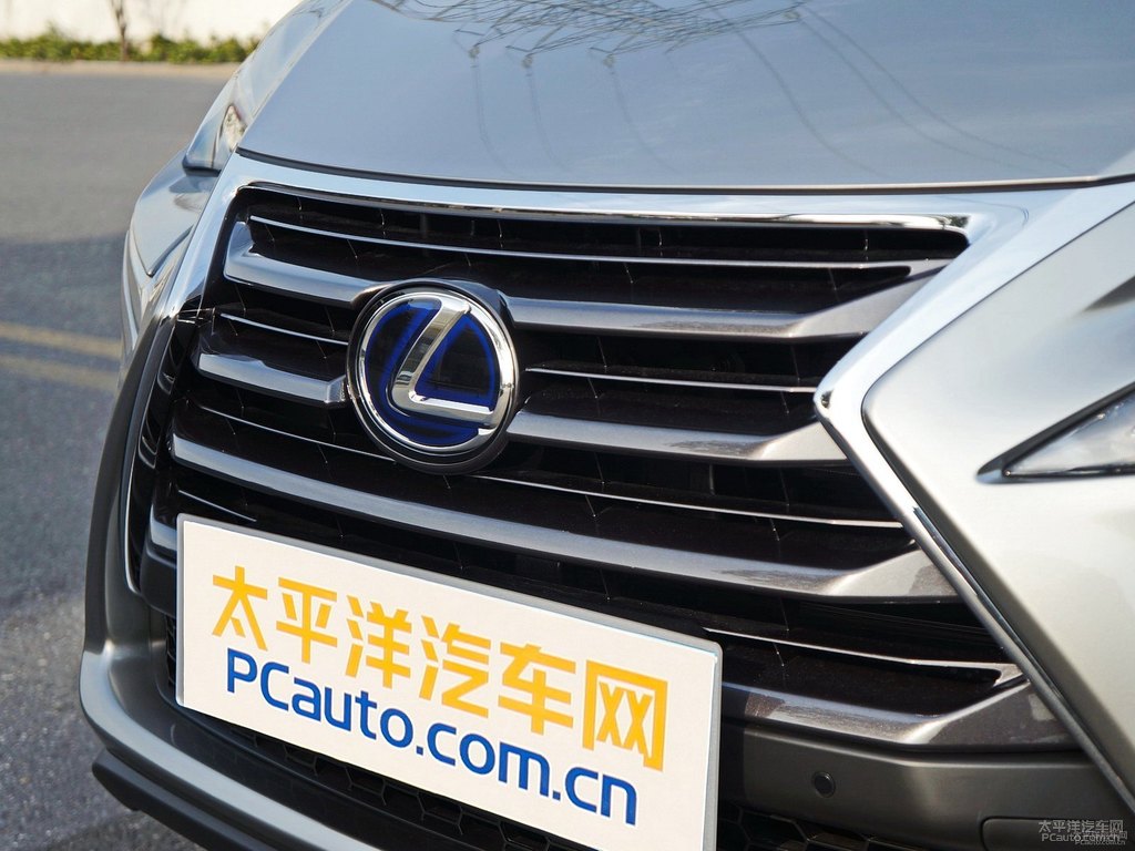 白金灰雷克薩斯NX車頭外觀圖片
