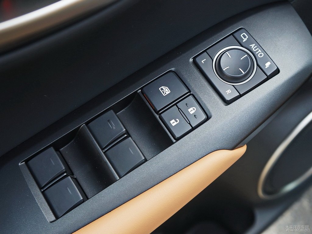 白金灰雷克薩斯NX車廂內(nèi)飾圖片
