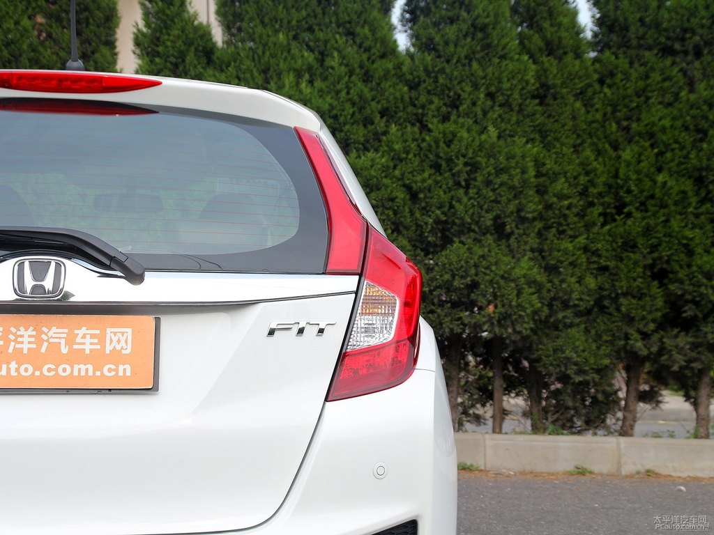 塔夫綢白飛度車尾外觀圖片