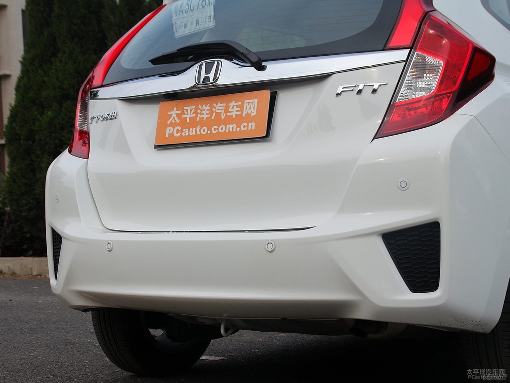 塔夫綢白飛度車尾外觀圖片