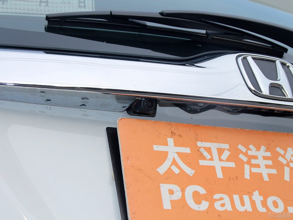 塔夫綢白飛度車尾外觀圖片