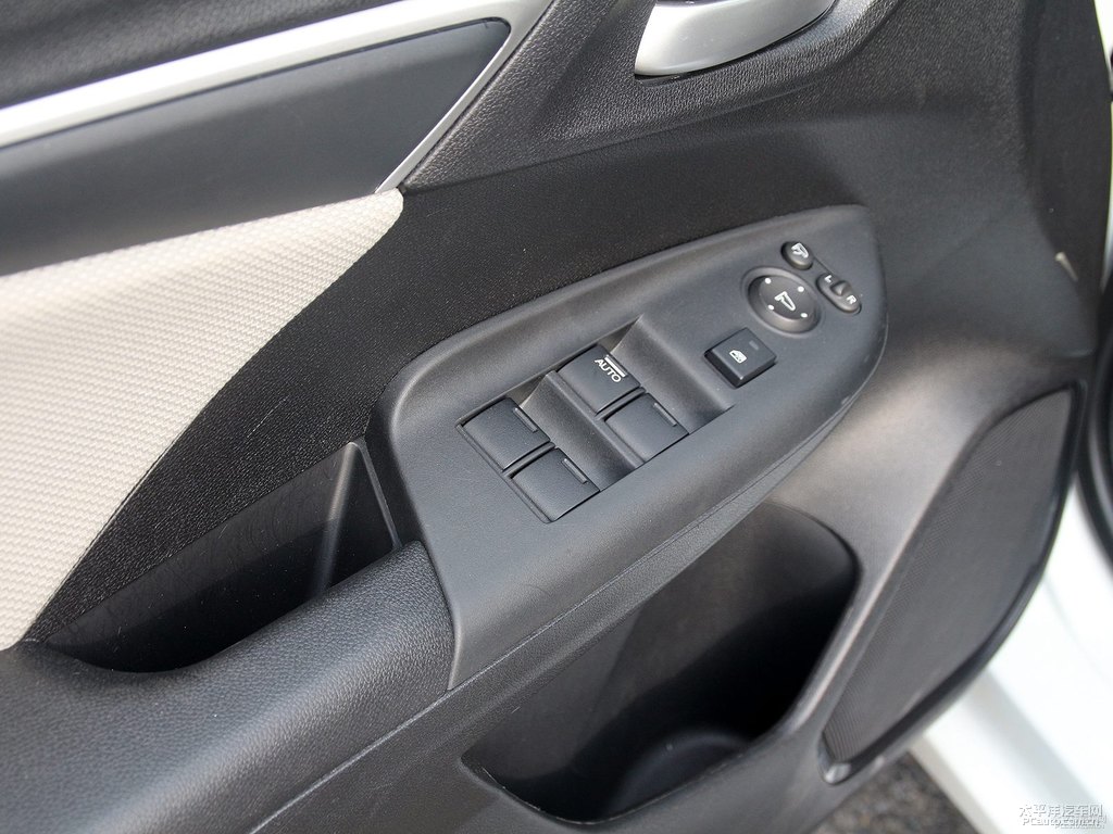 塔夫綢白飛度車廂內(nèi)飾圖片