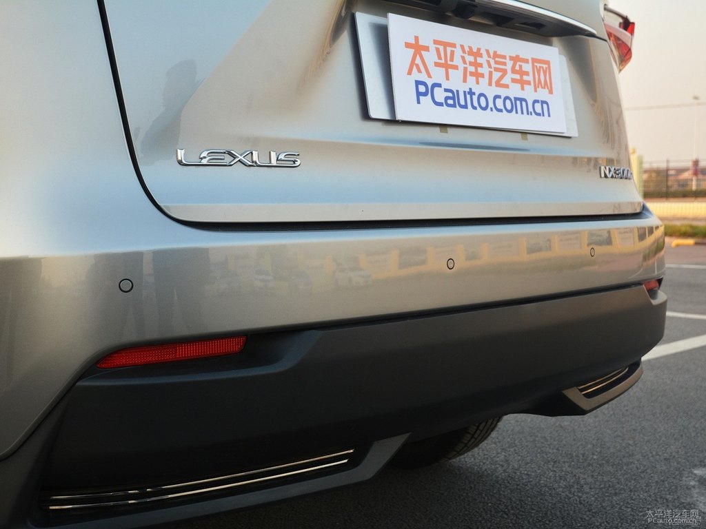 超音速鈦銀雷克薩斯NX車尾外觀圖片