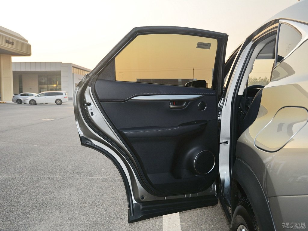超音速鈦銀雷克薩斯NX車(chē)廂內(nèi)飾圖片