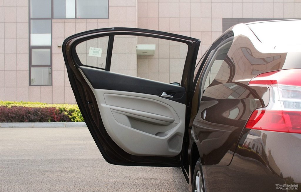 松木棕標致408車廂內(nèi)飾圖片