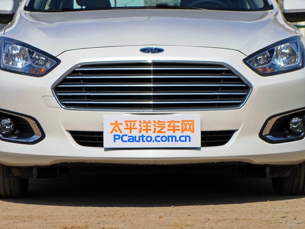 珍珠白福睿斯車頭外觀圖片