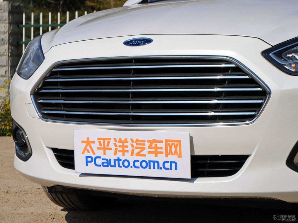 珍珠白福睿斯車頭外觀圖片