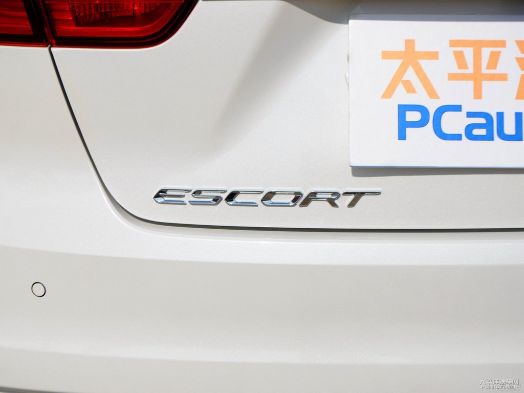 珍珠白福睿斯車尾外觀圖片