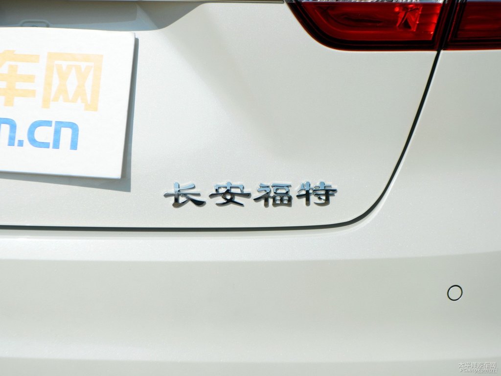 珍珠白福睿斯車尾外觀圖片