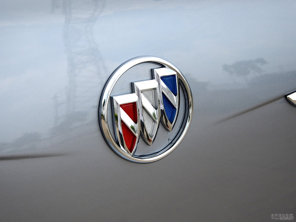 鈦金灰英朗車尾外觀圖片
