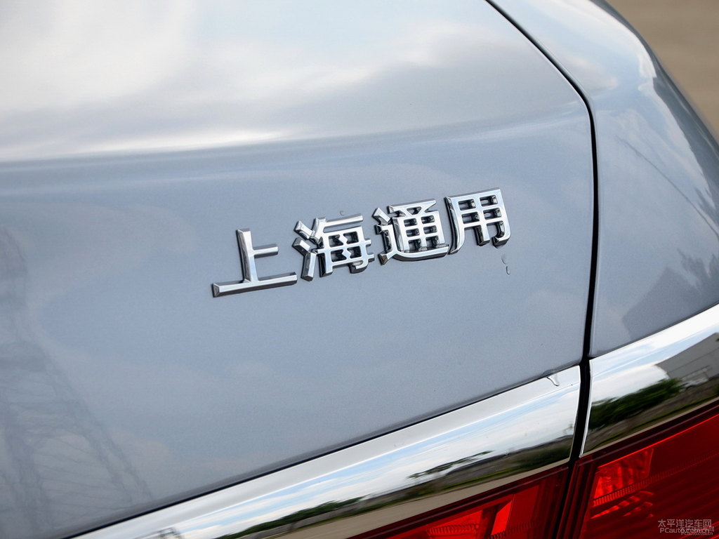 鈦金灰英朗車尾外觀圖片