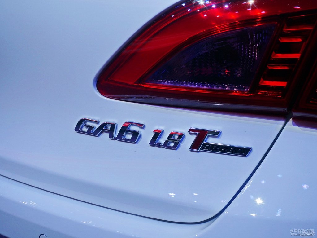象牙白傳祺GA6車尾外觀圖片