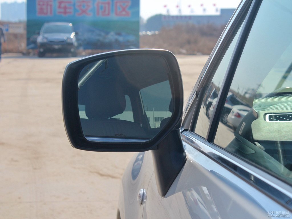 珍珠綢緞白森林人車身外觀圖片