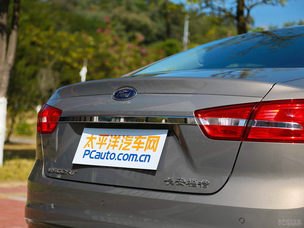 磁力灰福睿斯車尾外觀圖片