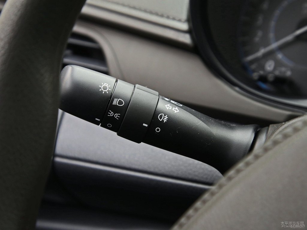 炫晶黑YARiS L 致炫中控內(nèi)飾圖片
