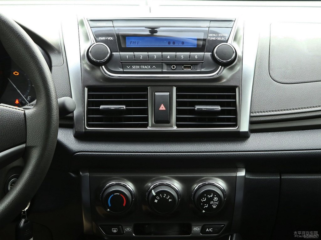 炫晶黑YARiS L 致炫中控內(nèi)飾圖片