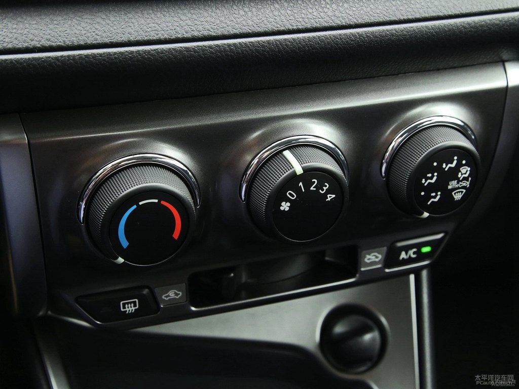 炫晶黑YARiS L 致炫中控內(nèi)飾圖片