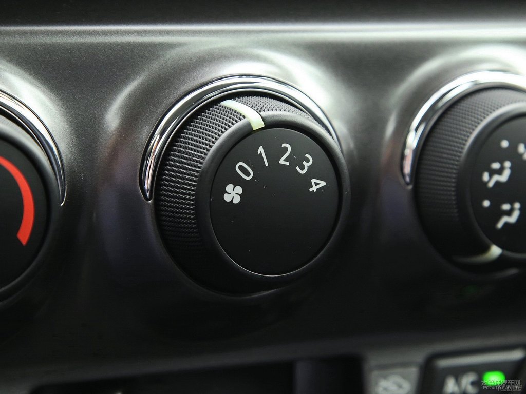 炫晶黑YARiS L 致炫中控內(nèi)飾圖片