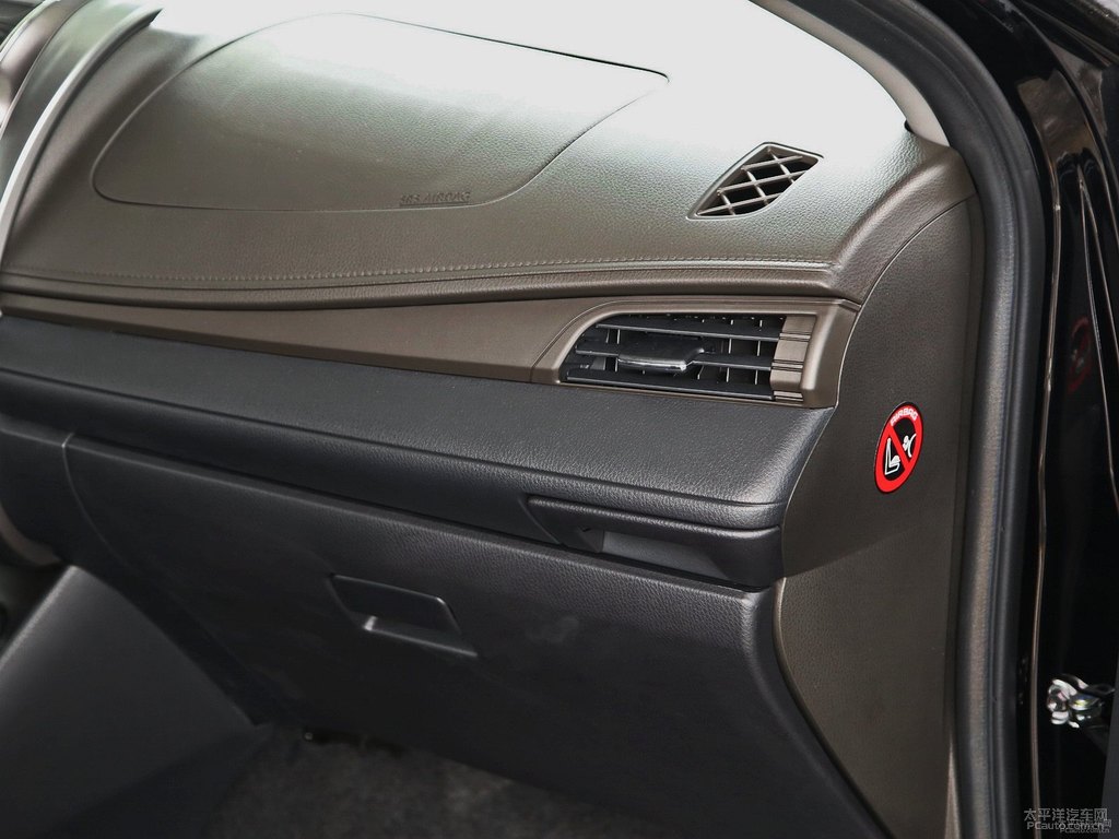 炫晶黑YARiS L 致炫中控內(nèi)飾圖片
