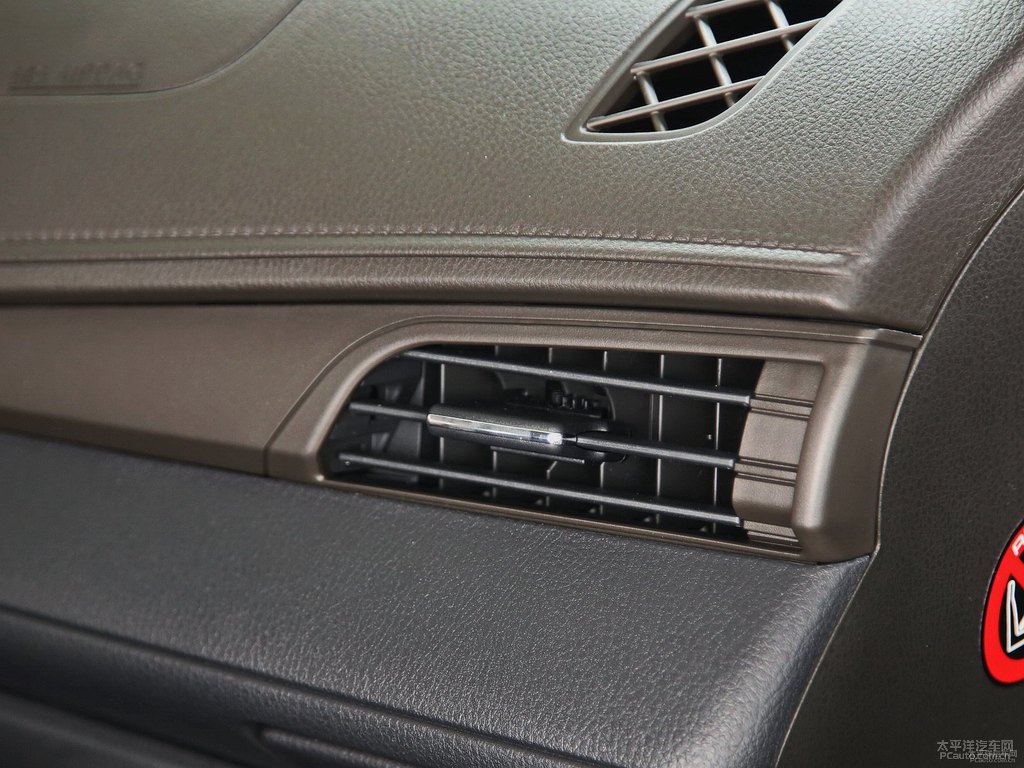 炫晶黑YARiS L 致炫中控內(nèi)飾圖片