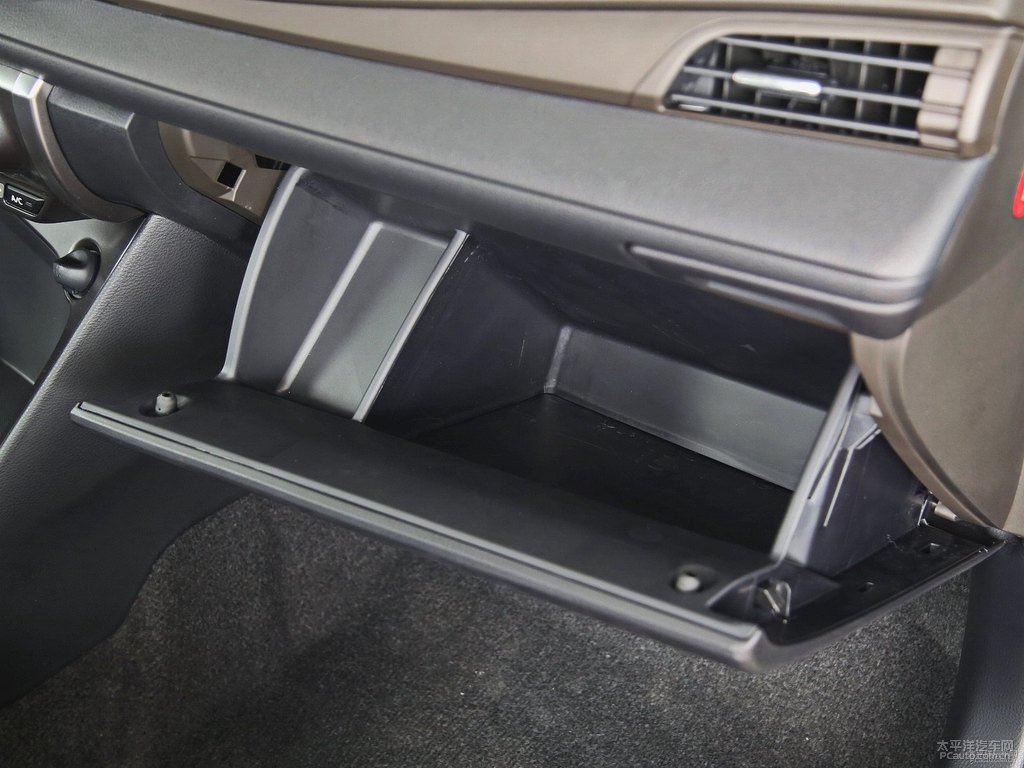 炫晶黑YARiS L 致炫儲物空間空間圖片