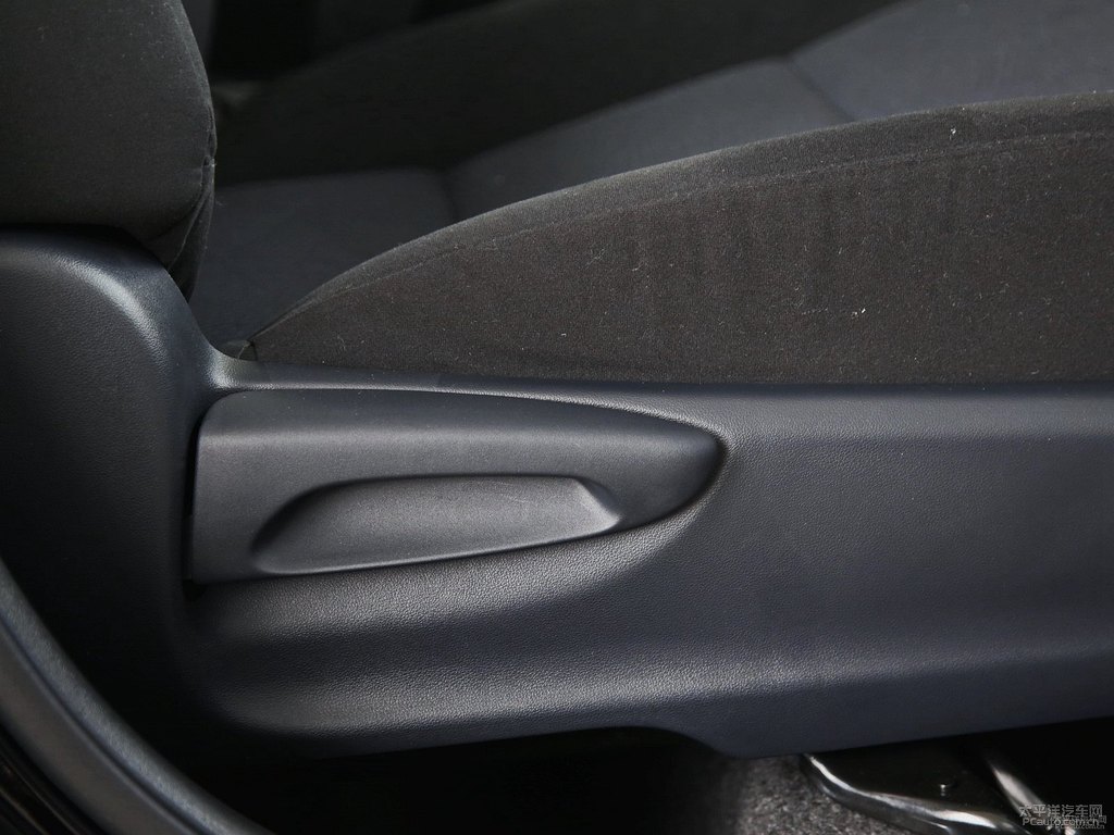炫晶黑YARiS L 致炫座椅內(nèi)飾圖片