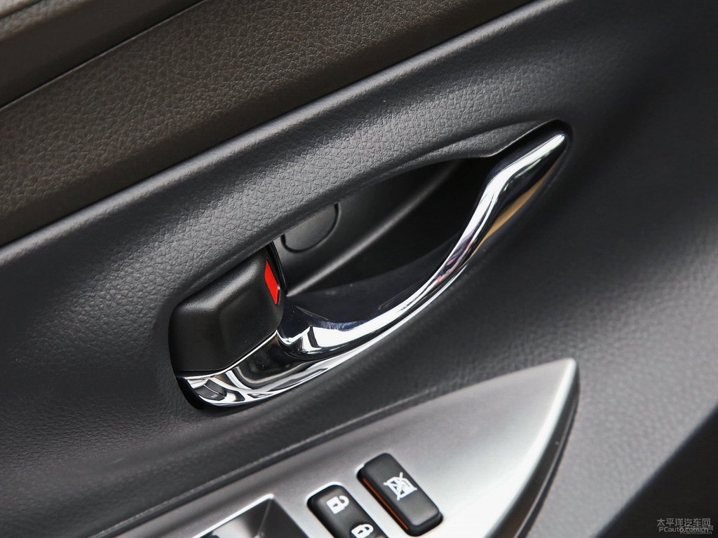 炫晶黑YARiS L 致炫車廂內(nèi)飾圖片
