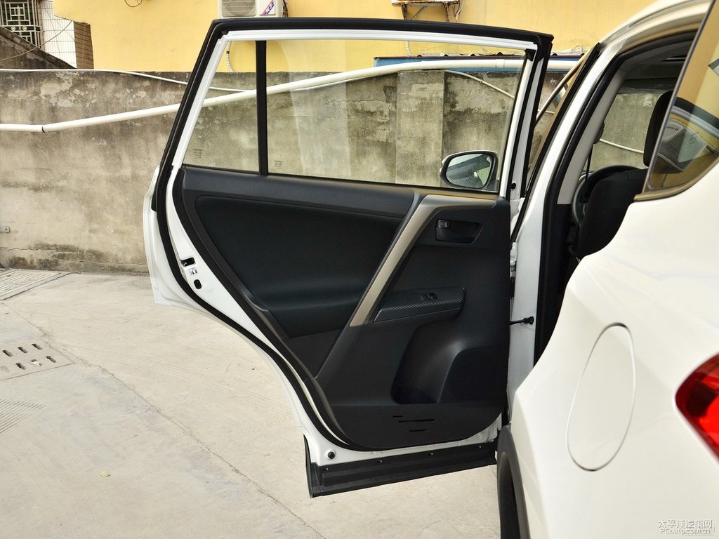 超級白RAV4榮放車廂內(nèi)飾圖片