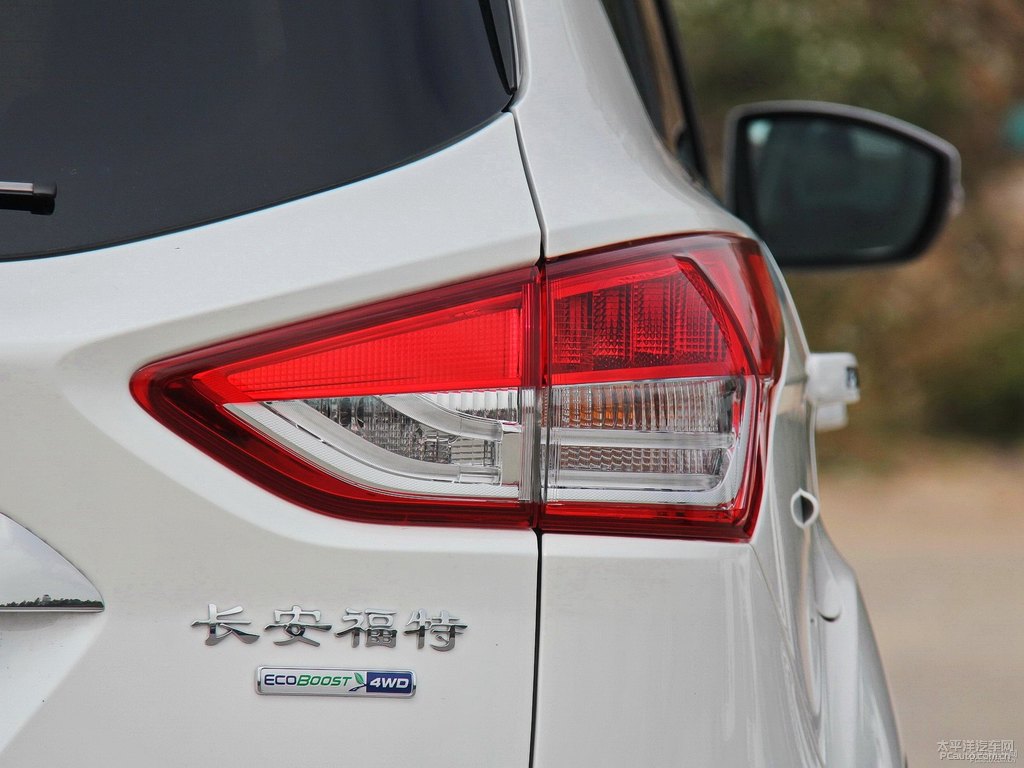 典雅白翼虎車尾外觀圖片