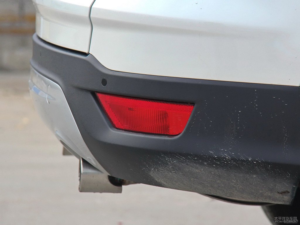 典雅白翼虎車尾外觀圖片