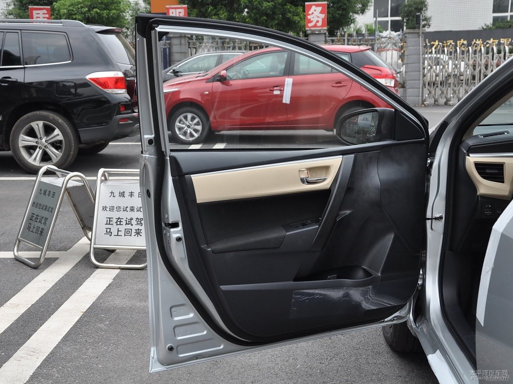 水晶銀雷凌車廂內(nèi)飾圖片