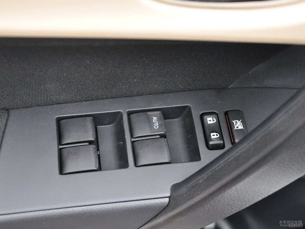 水晶銀雷凌車廂內(nèi)飾圖片