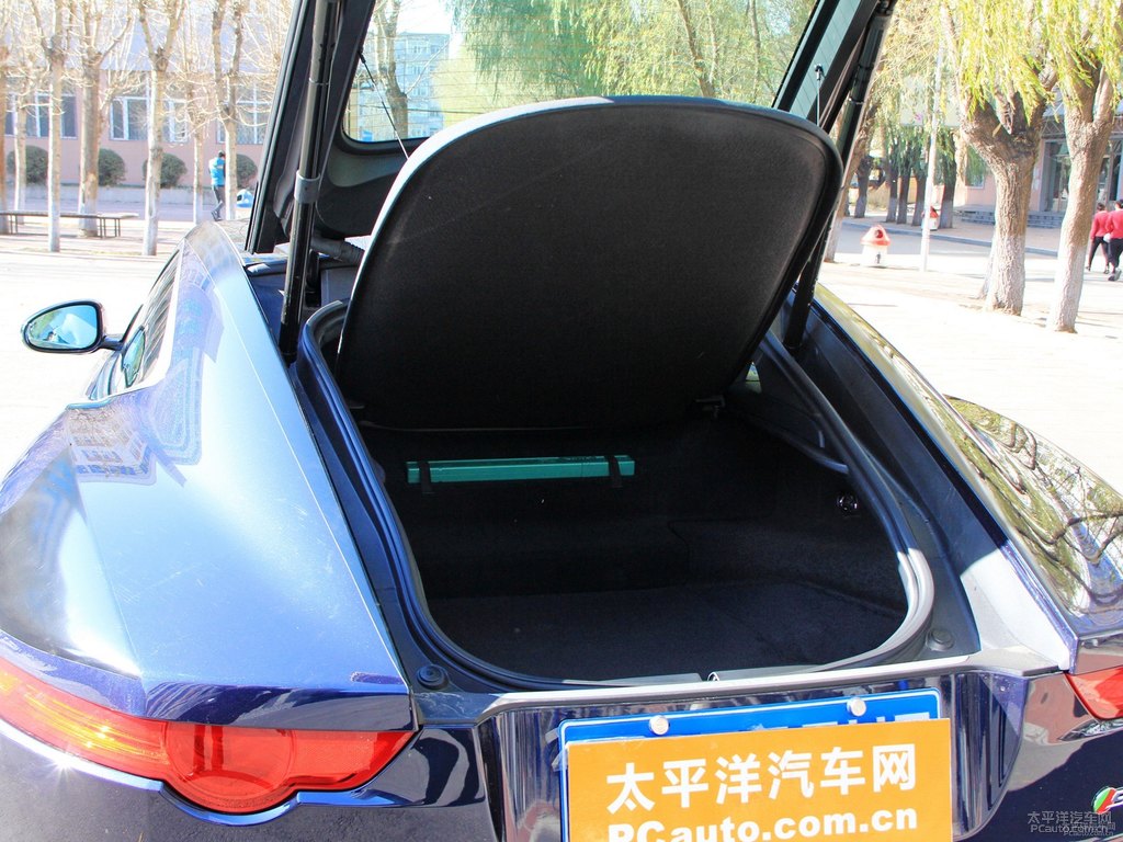 靛藍色捷豹F-TYPE后備廂空間圖片